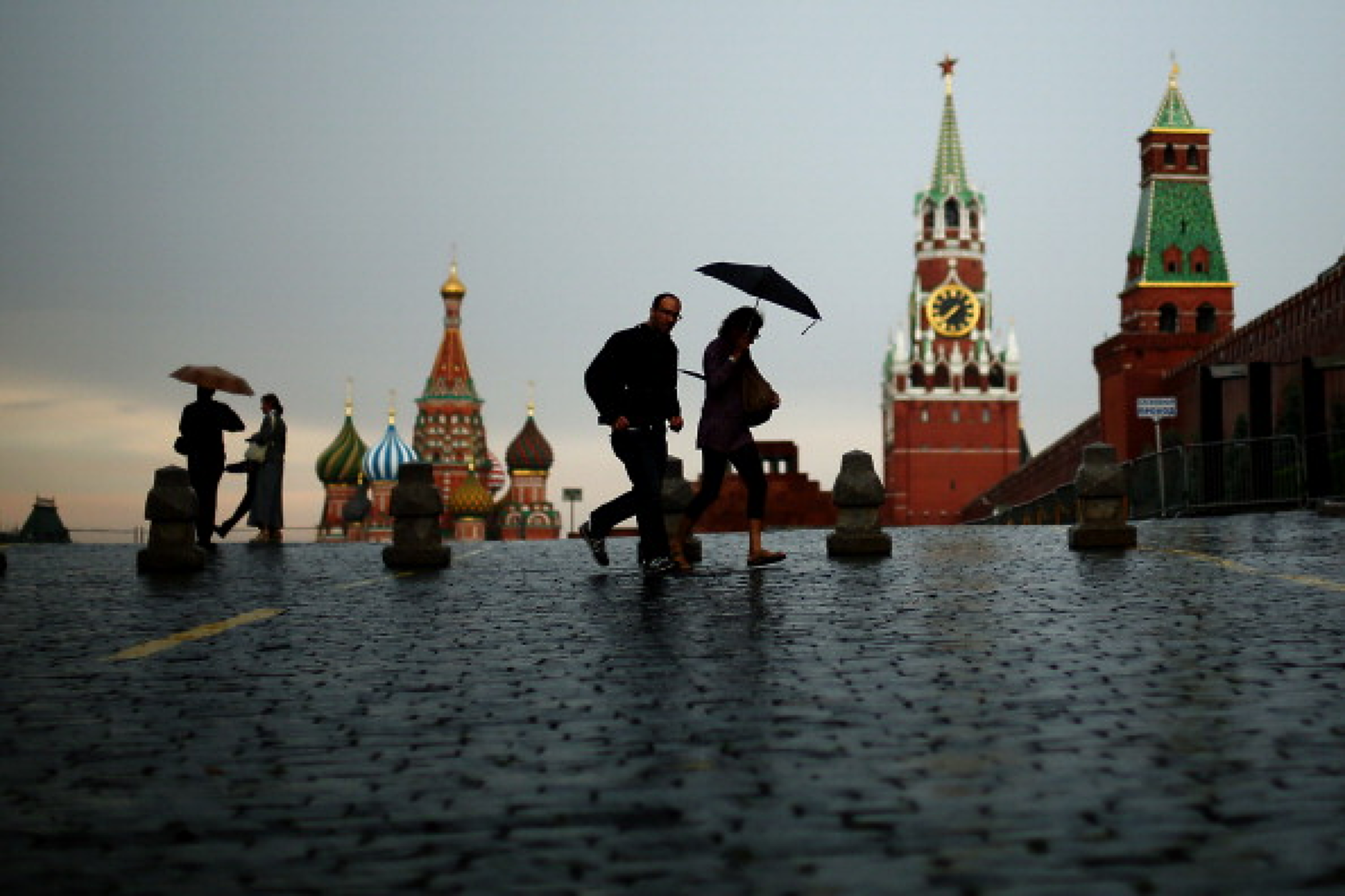Москва отложи абитуриентските балове за 1 юли, спряха футболните срещи