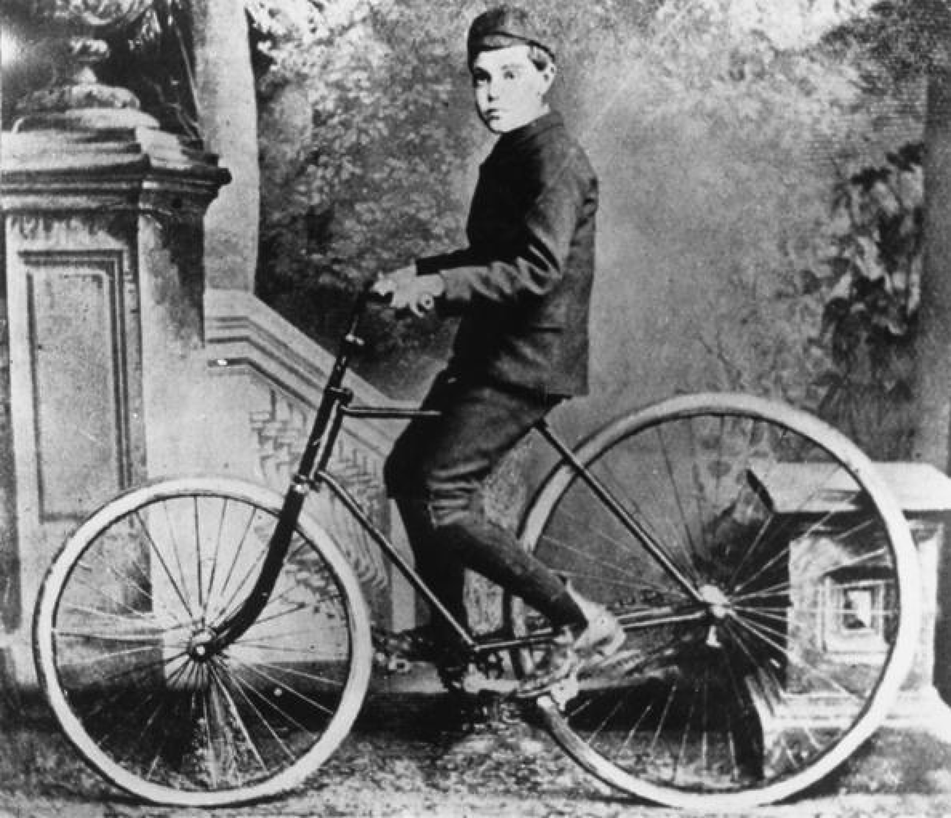 Синът на Джон Дънлоп позира с велосипед, "обут" с гумите, изобретени от баща му. Снимка: Getty Images
