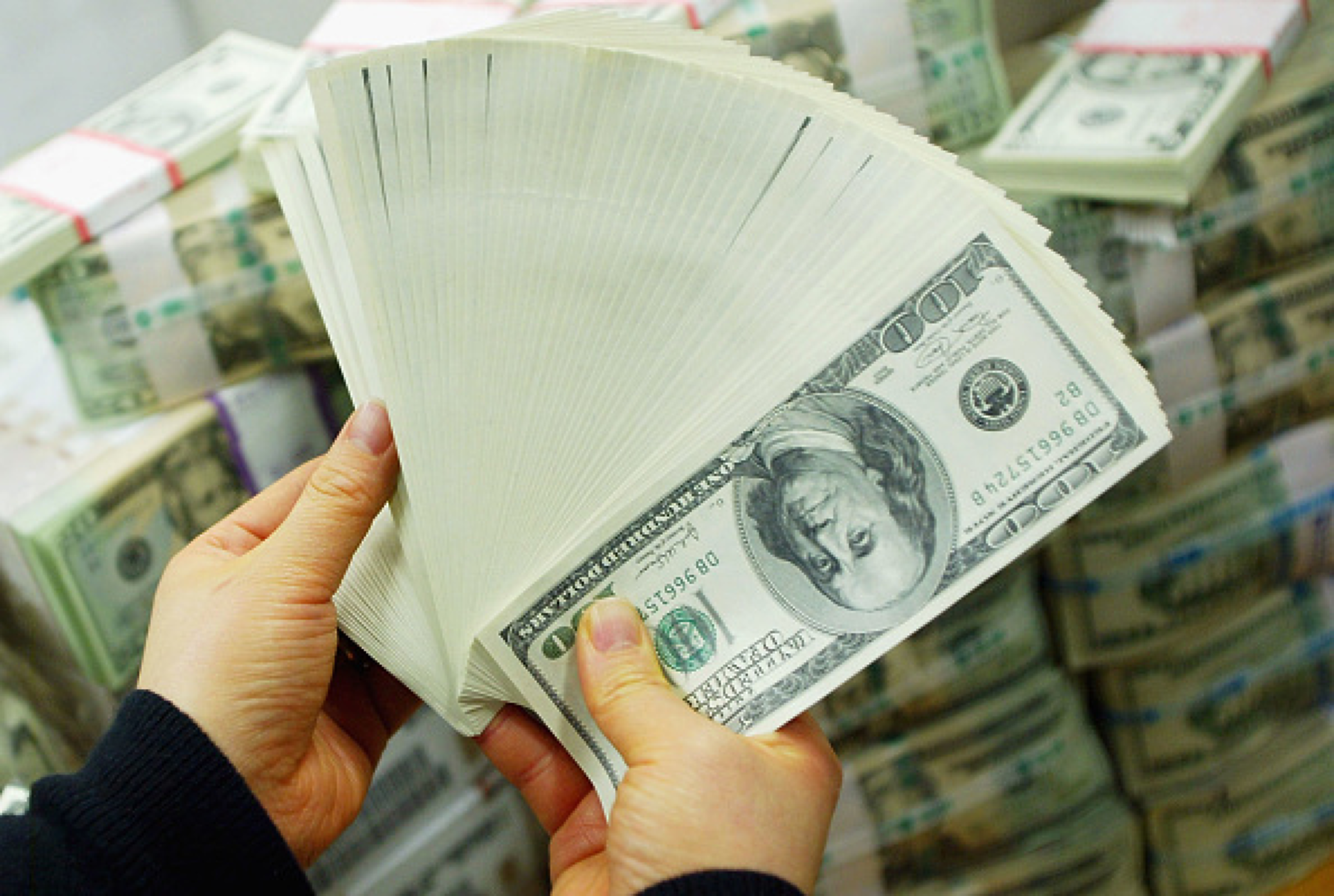 Срив на руската рубла до над 100 за един долар