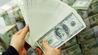 Руската валута претърпя рязка обезценка в събота до над 100
