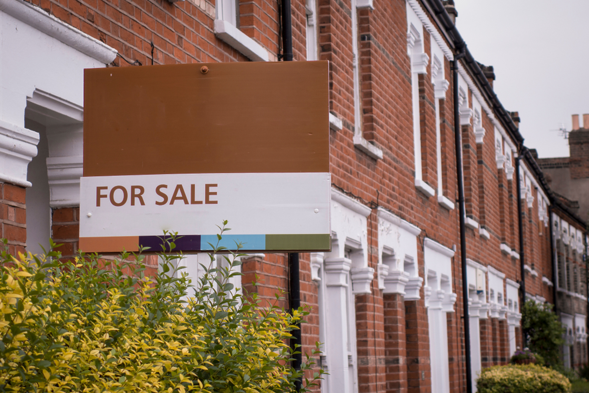 Цените на жилищата във Великобритания паднаха до 14- годишно дъно