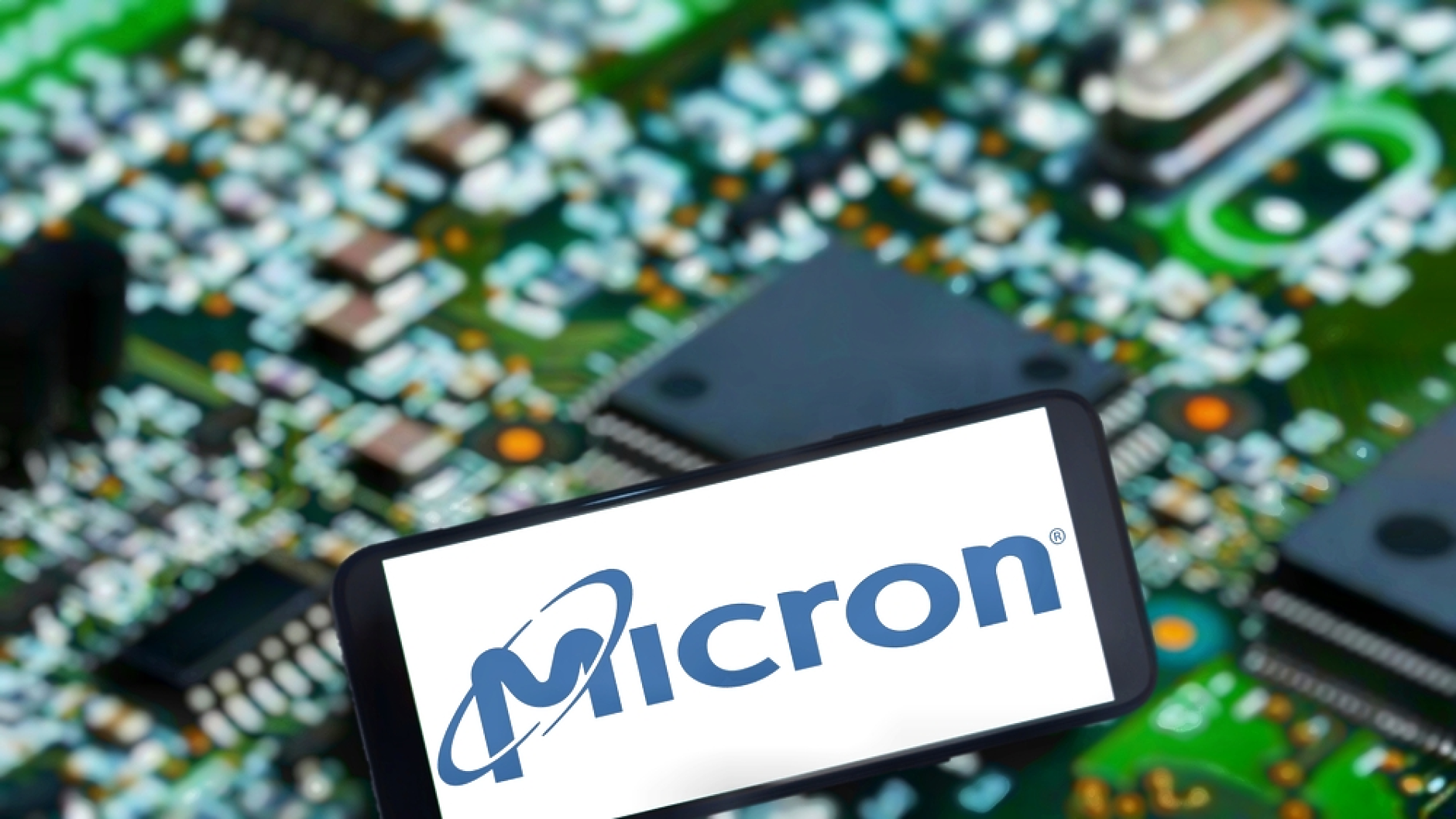 Micron отчете  загуба от $1,9 млрд. заради намалялото търсене на компютри и смартфони
