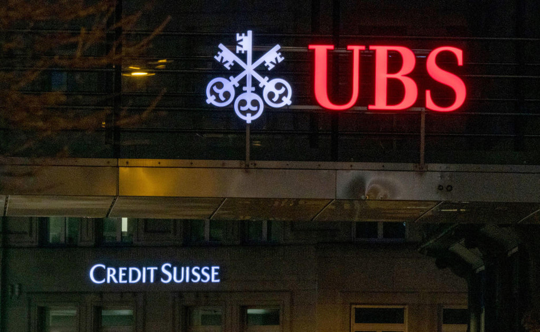 UBS се готви да съкрати повече от половината служителите на Credit Suisse