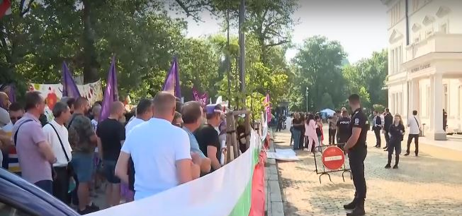 Работещи в БНР, НОИ, НАП и културни дейци протестират пред парламента