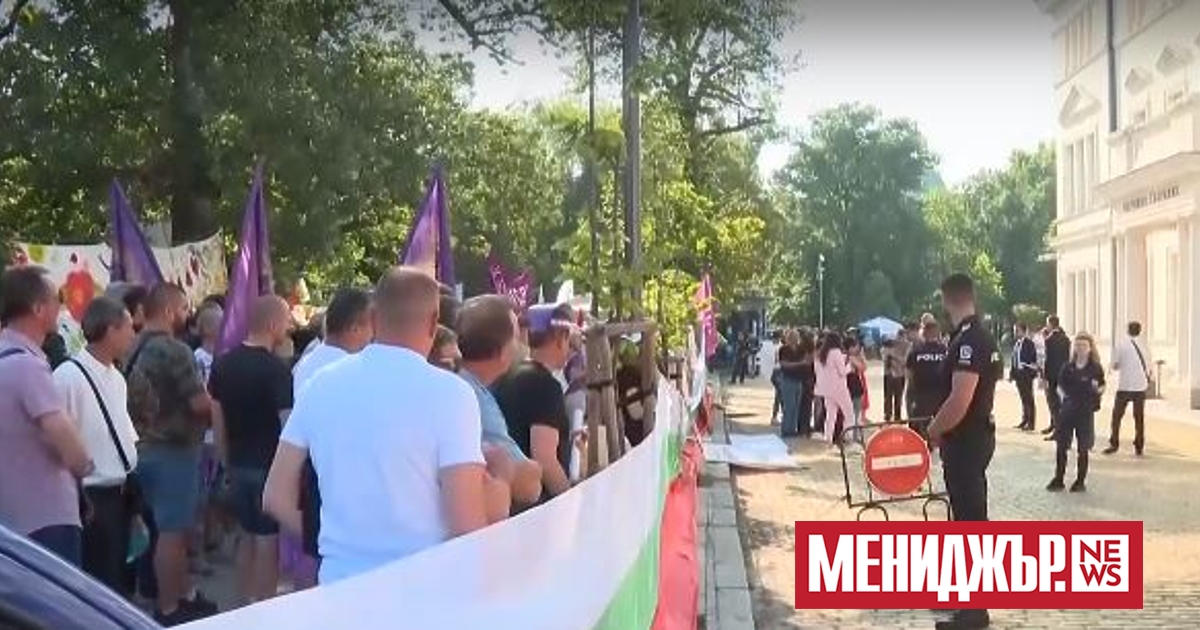 Пред Народното събрание се провежда третата за тази седмица протестна