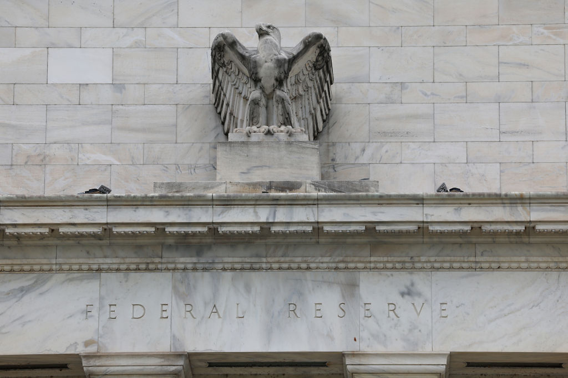 Пазарите на облигации залагат на грешка в политиката на водещите централни банки