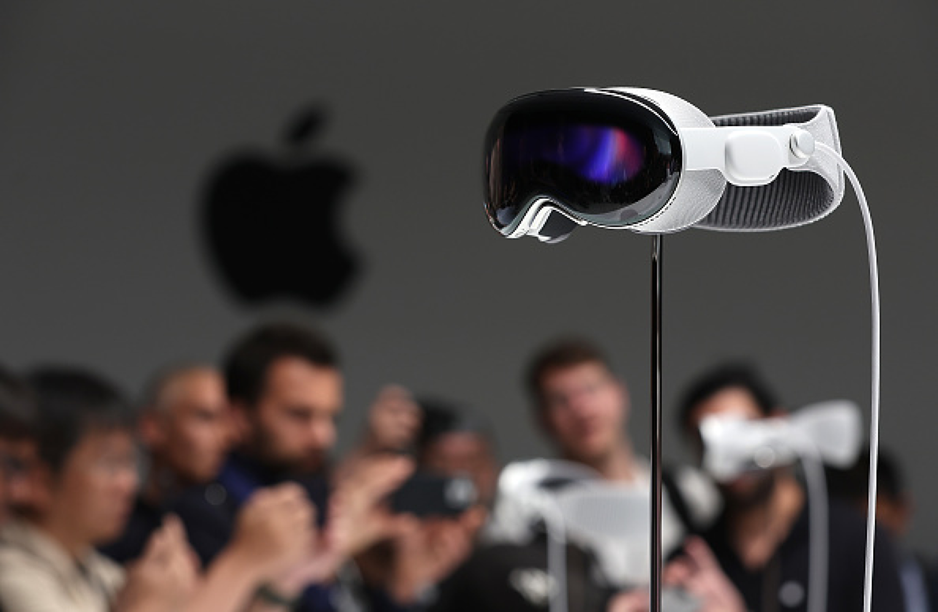 Дизайнът принуди Apple да свие значително производството на очилата си за добавена реалност