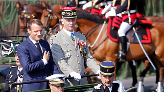 Френският президент Еманюел Макрон беше освиркван по време на военния
