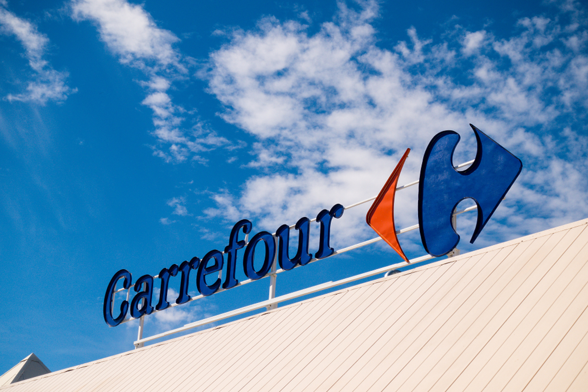Carrefour купува две конкурентни вериги във Франция за повече от 1 млрд. евро