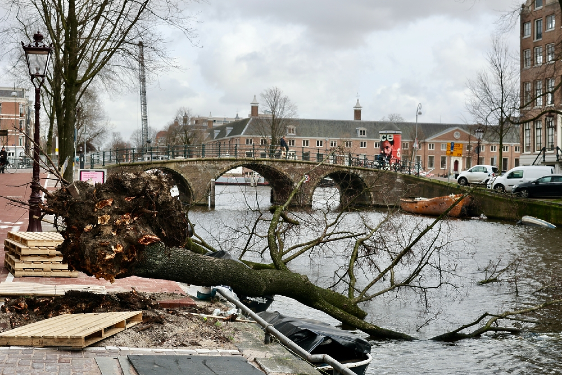 Лятната буря „Поли“ спря влаковете и самолетите в Нидерландия и удари силно Амстердам