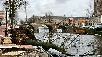 Лятната буря „Поли“ спря влаковете и самолетите в Нидерландия и удари силно Амстердам