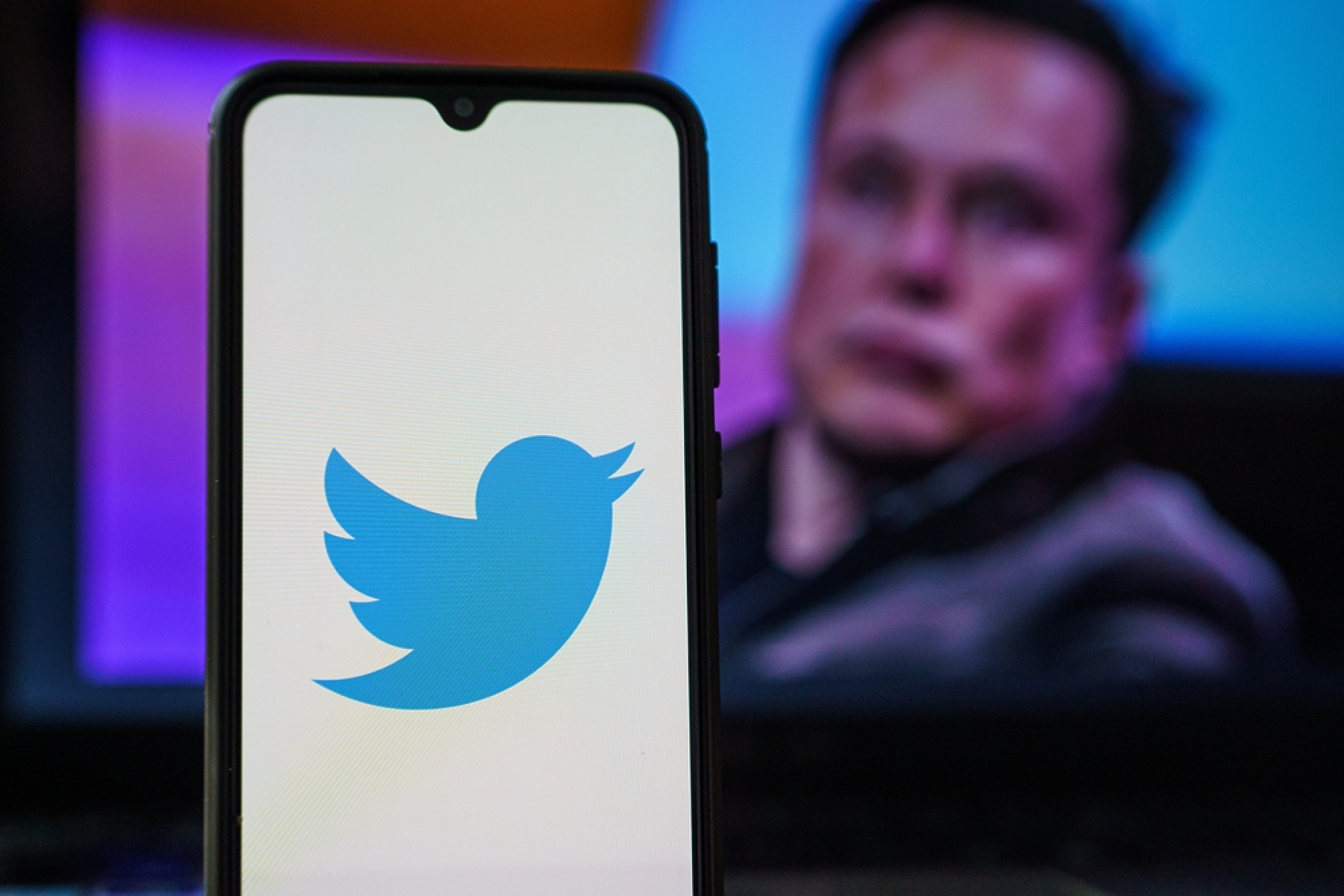 Мъск: Twitter все още е на минус, тъй като приходите от реклама намаляват