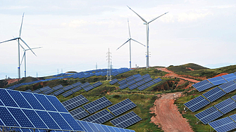 Проектите за вятърна и слънчева енергия ще генерират една трета