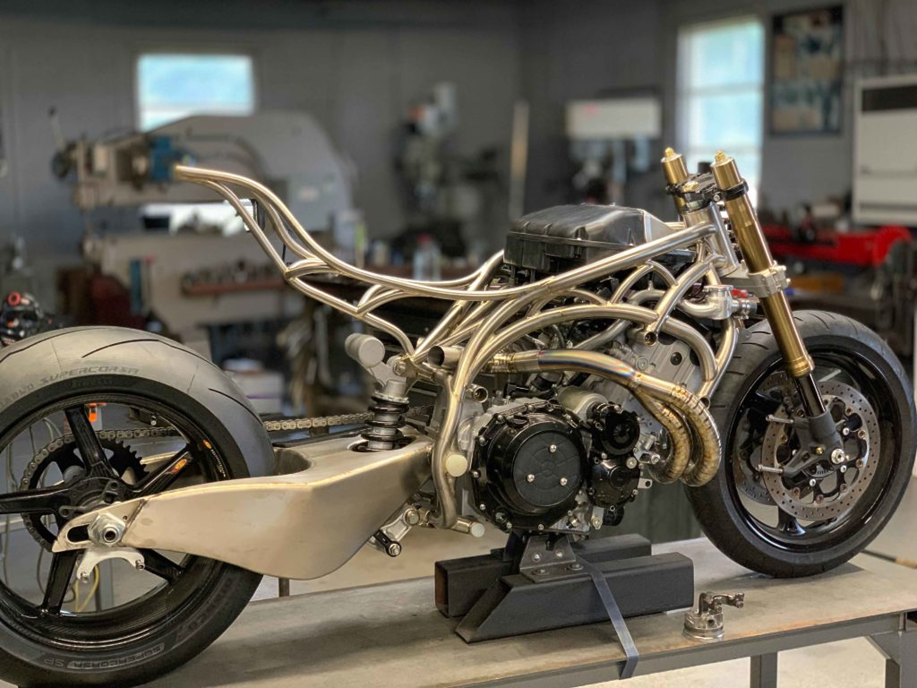 Дизайнер от Ню Джърси направи първият в света титаниев мотоциклет 