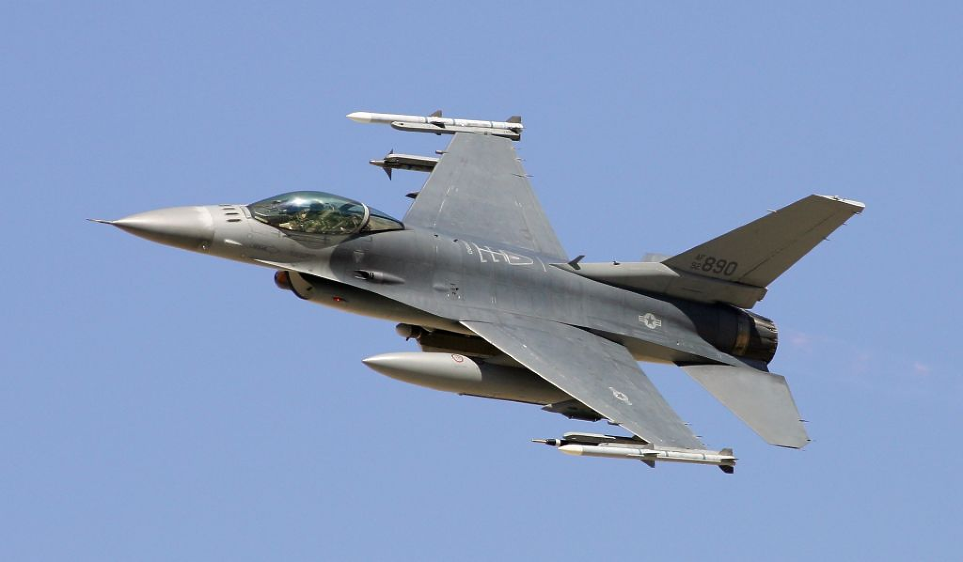 „Политико: Вашингтон и съюзниците му все още нямат план за обучението на украинските пилоти на F-16