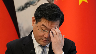 Външният министър на Китай изненадващо бе свален от поста, трус сред висшите дипломати на Си Дзинпин