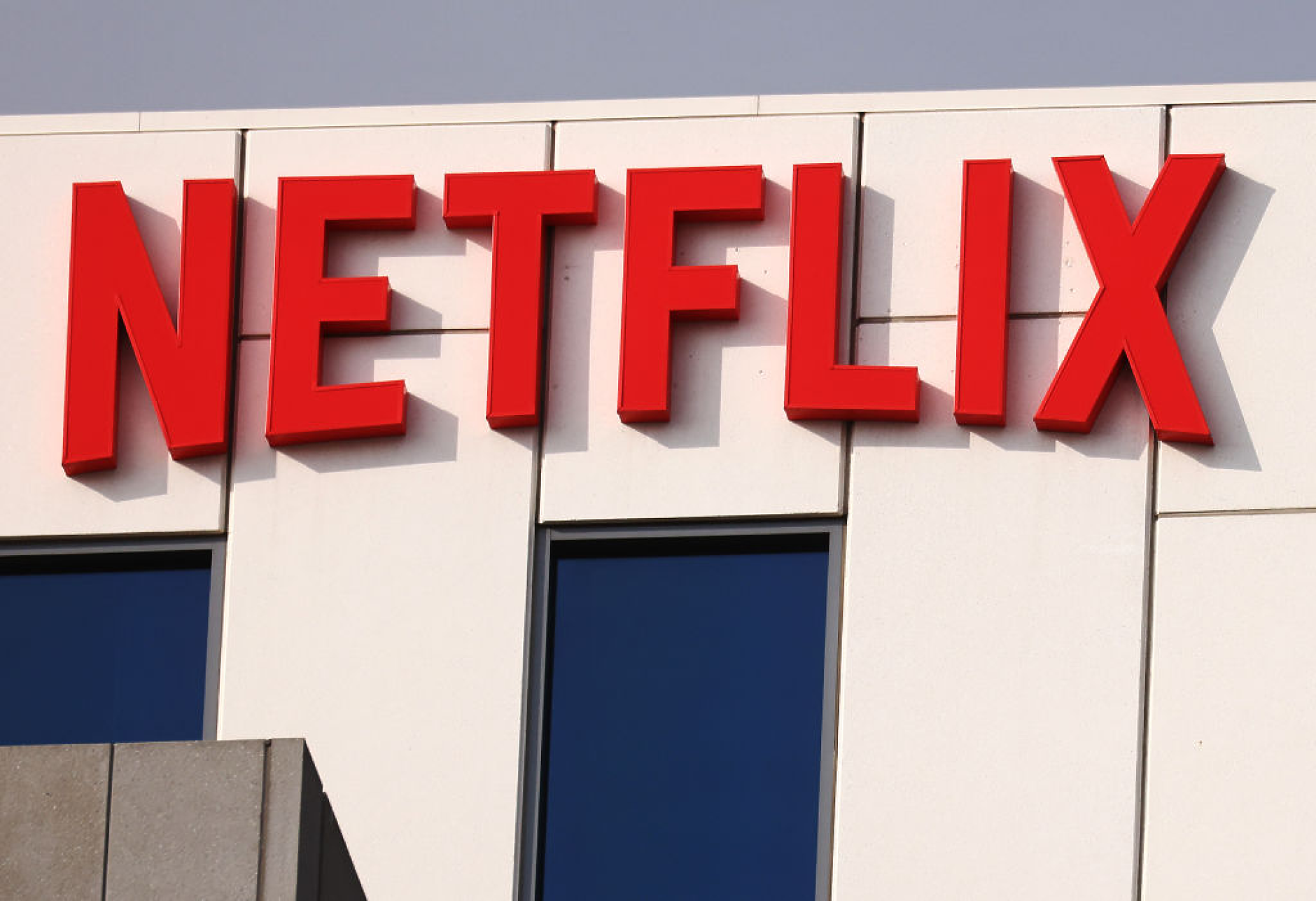 Netflix намалява цените на рекламите