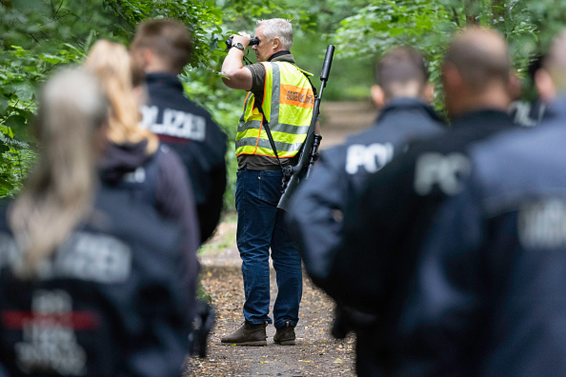 Полицаи и ловец претърсват втори ден горски район за опасното диво животно. Снимка: Getty images