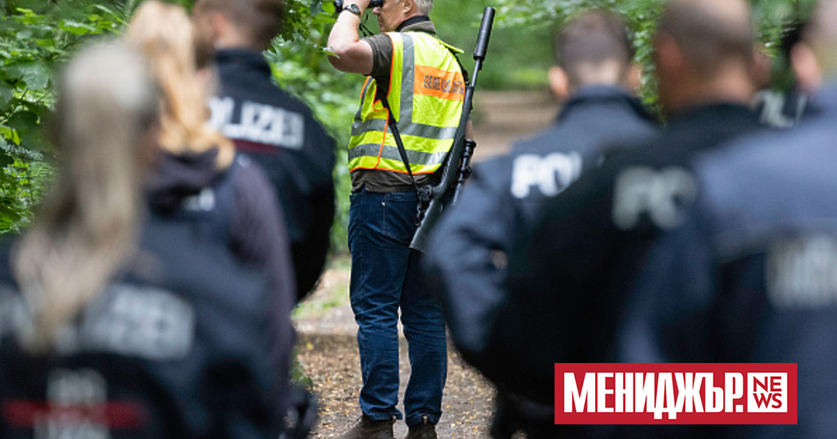 Прилича на мащабна полицейска операция и е точно това, но