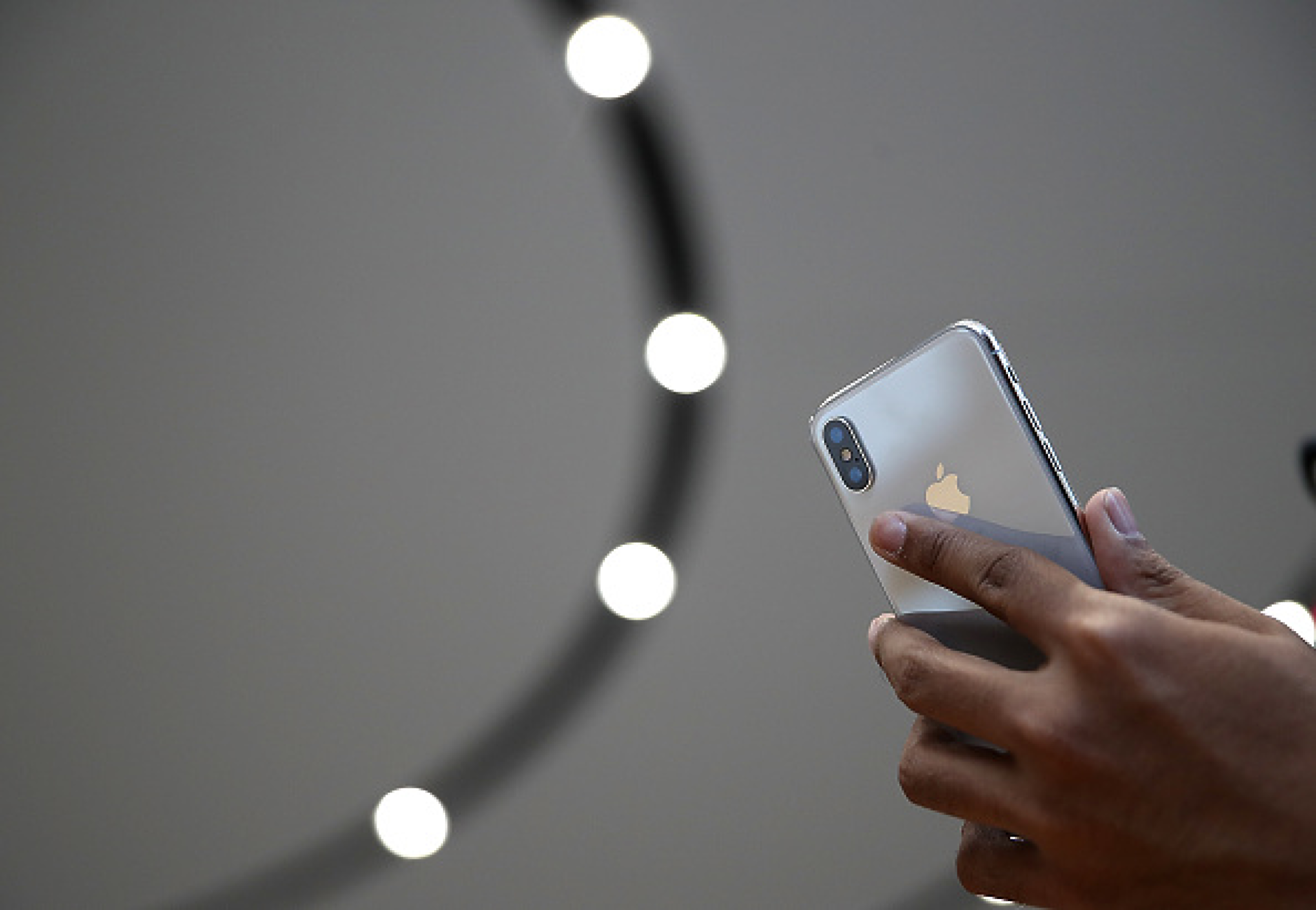 Apple готви iPhone с невидими рамки около екрана