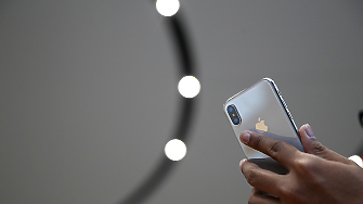 Apple готви iPhone с невидими рамки около екрана