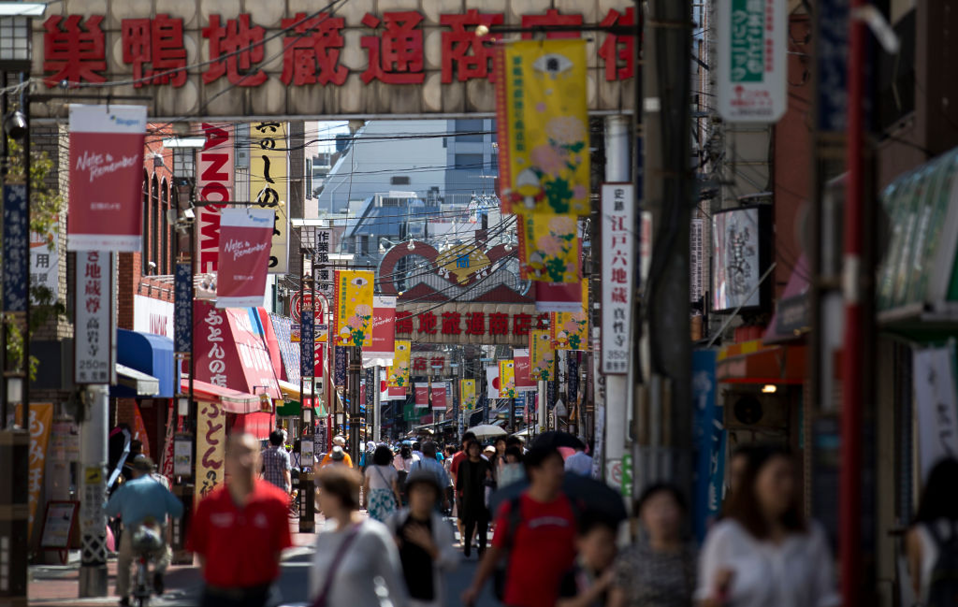 Населението на Япония намалява, докато чуждестранните жители нарастват рекордно
