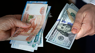  Руснаците започнаха да продават валутните си резерви заради отслабването на рублата