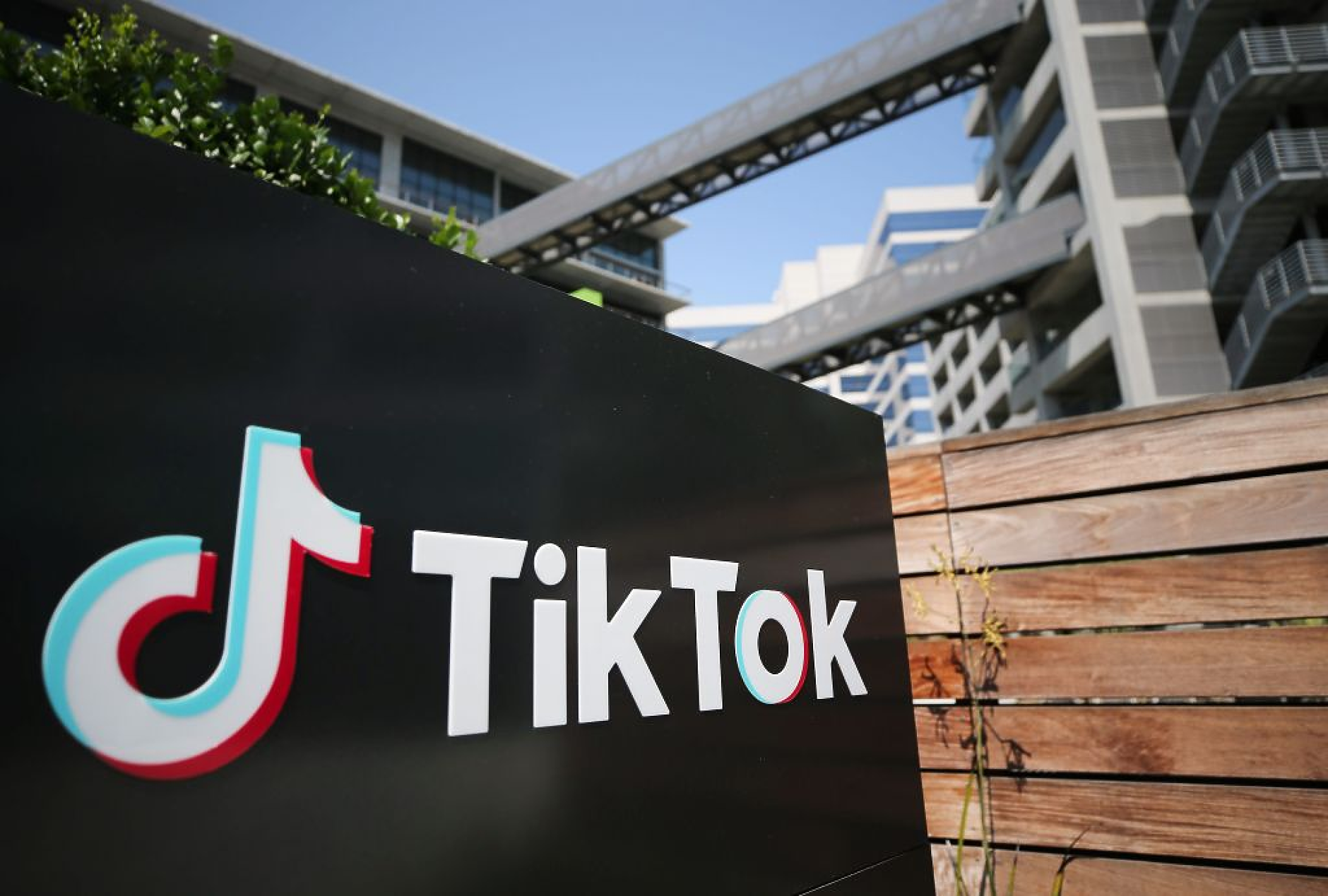 TikTok влиза в битка с Twitter и Threads, въвежда публикации само с текст