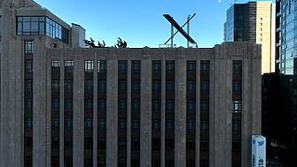 Гигантски светещ X се издигна на върха на сградата на