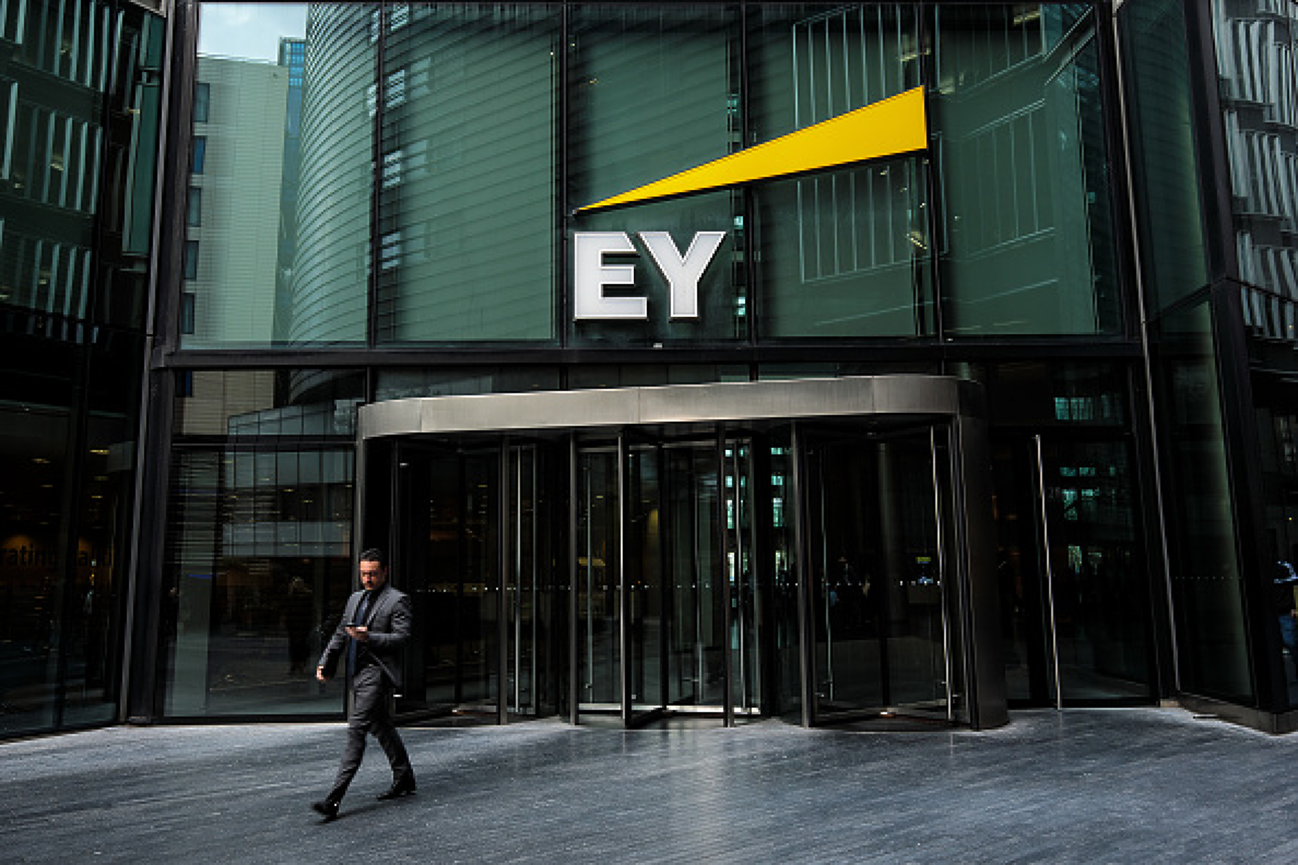 Фонд за дялово инвестиране се насочва към Ernst & Young за купуване на част от  консултантския й бизнес
