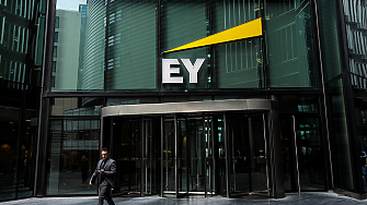 Фонд за дялово инвестиране се насочва към Ernst & Young за купуване на част от  консултантския й бизнес