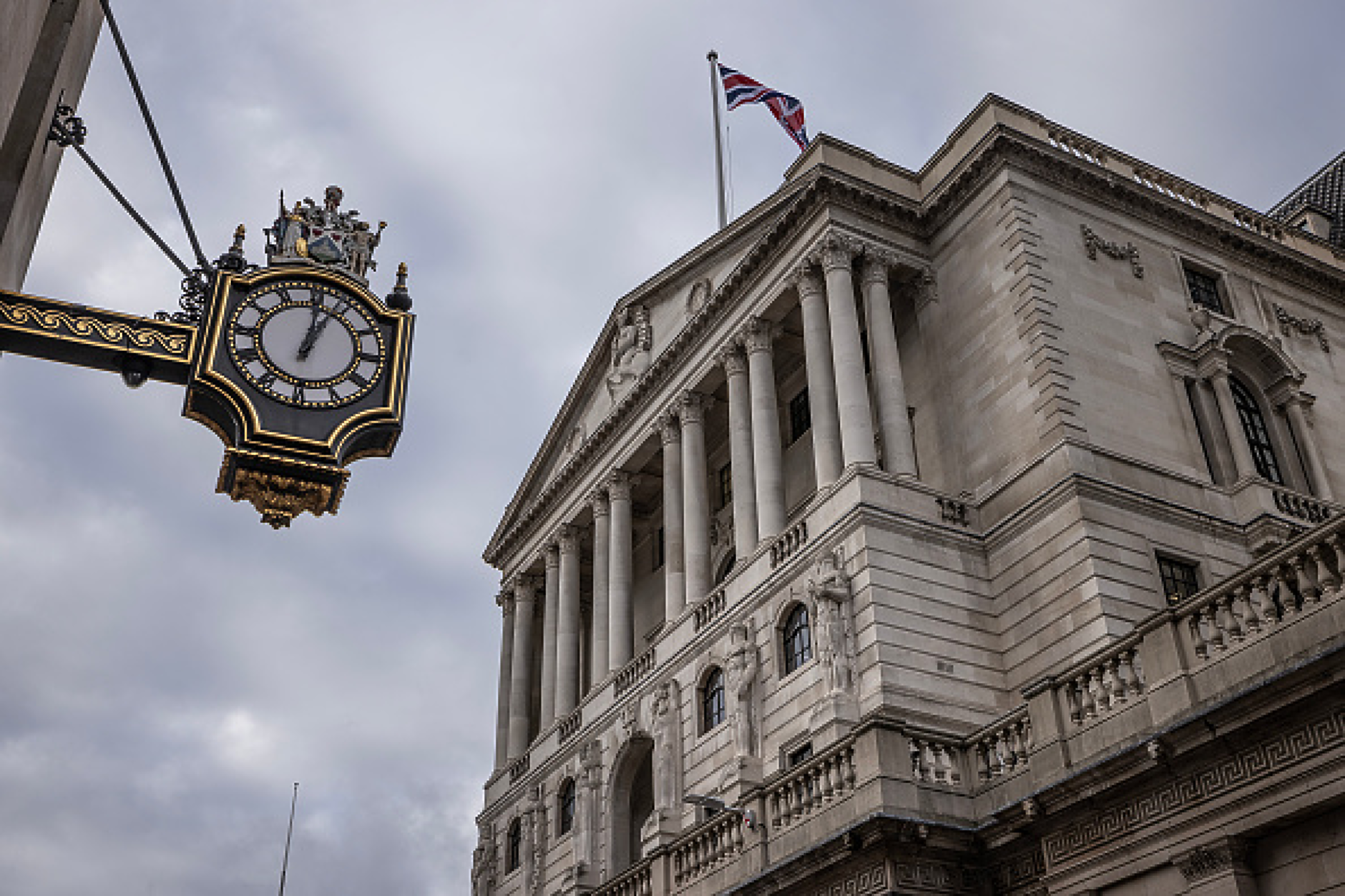 Финансовите власти във Великобритания искат данни от банките за закрити сметки по политически причини