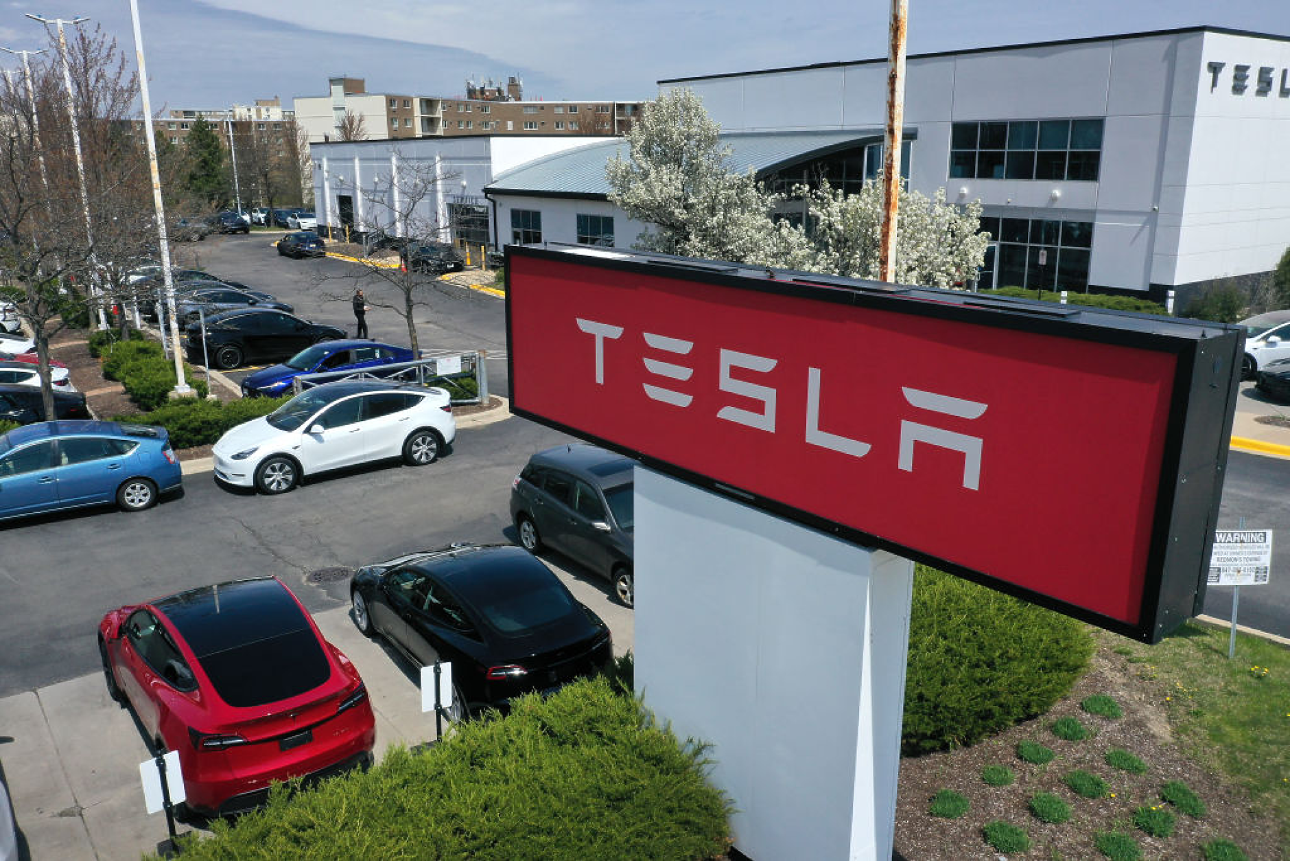Tesla пуска по-евтини версии на Model S и X в САЩ с по-кратък пробег