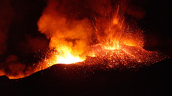 Вулканът Етна изригна призори в неделя срещу понеделник изхвърляйки гъст