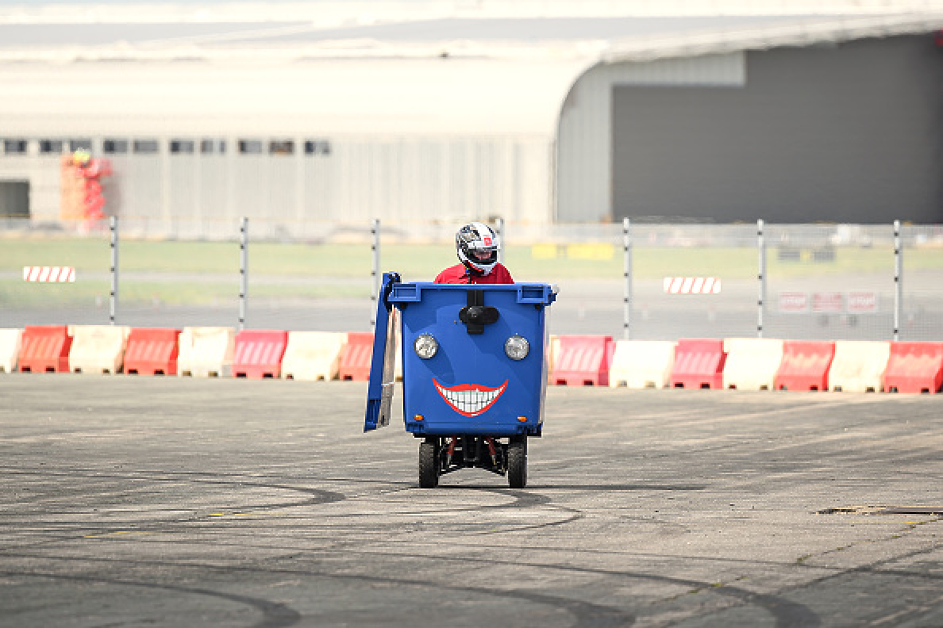 Моторизираната кофа за боклук събра вниманието на публиката в първия ден на изложението. Снимка: Getty Images