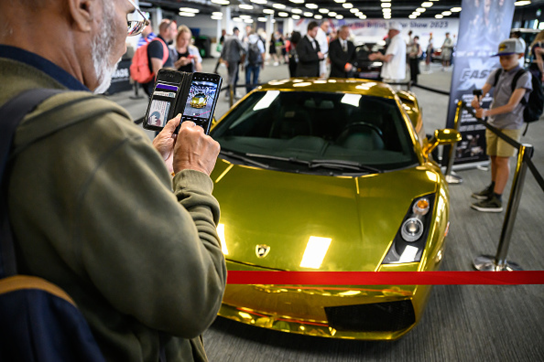 Посетители се трупат край златното Lamborghini Gallardo от 2003 г., представено в най-новата част на "Бързи и яростни", "Fast X". Снимка: Getty Images 