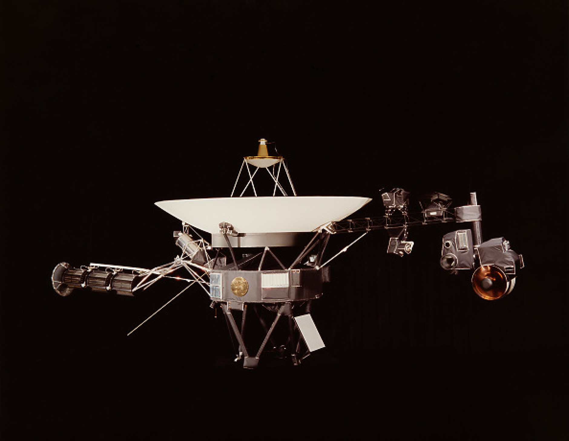 Специалистите на НАСА получиха сигнал от изчезналата сонда Вояджър-2