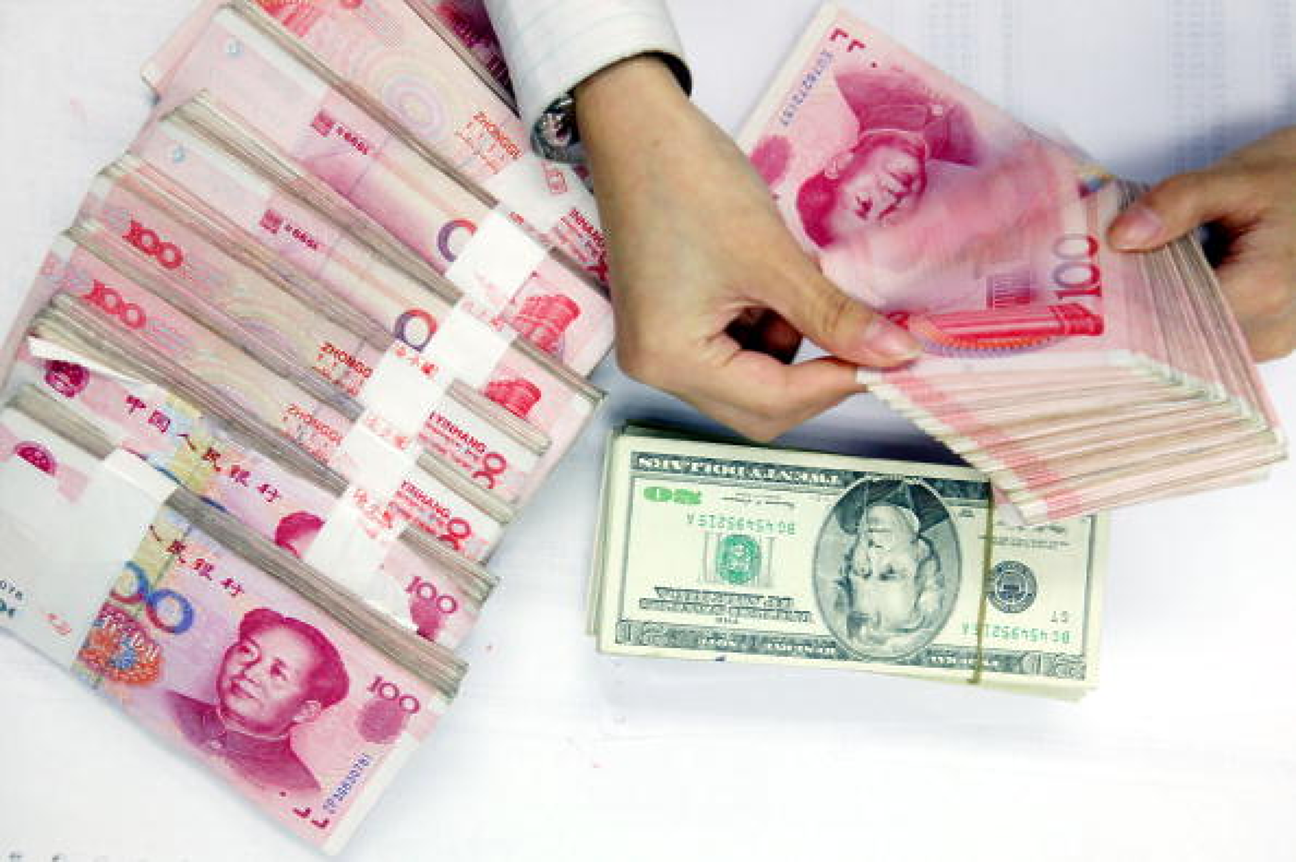 Китай предприема стъпки да ограничи отслабването на националната валута