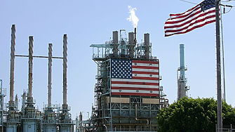 Леко поевтиняване на петрола на фона на увеличението на запасите в САЩ