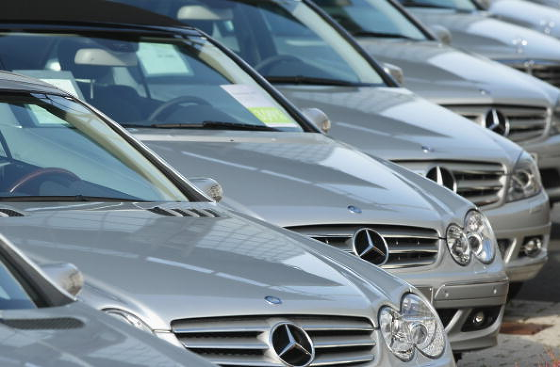 Mercedes изтегля над 230 000 автомобила в Китай заради горивната помпа
