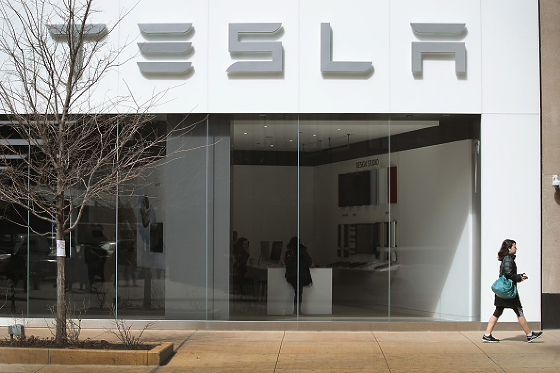 Tesla пак попадна на мушката на властите в САЩ след поредната катастрофа с електромобил