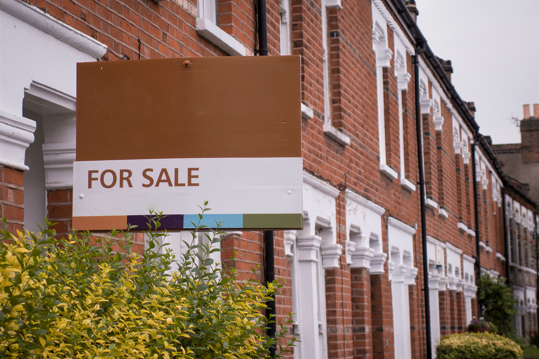 Цените на жилищата във Великобритания паднаха до 14-годишно дъно 