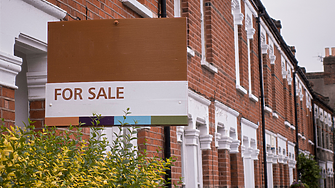 Цените на жилищата във Великобритания паднаха до 14-годишно дъно 