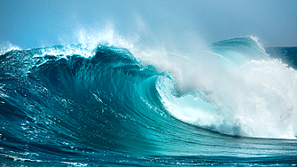 Гигантски вълни с височина над четири метра стават все по