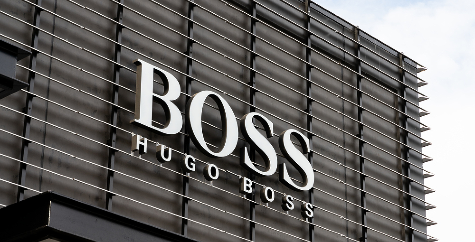 Hugo Boss продава бизнеса си в Русия и се фокусира върху търговията на едро