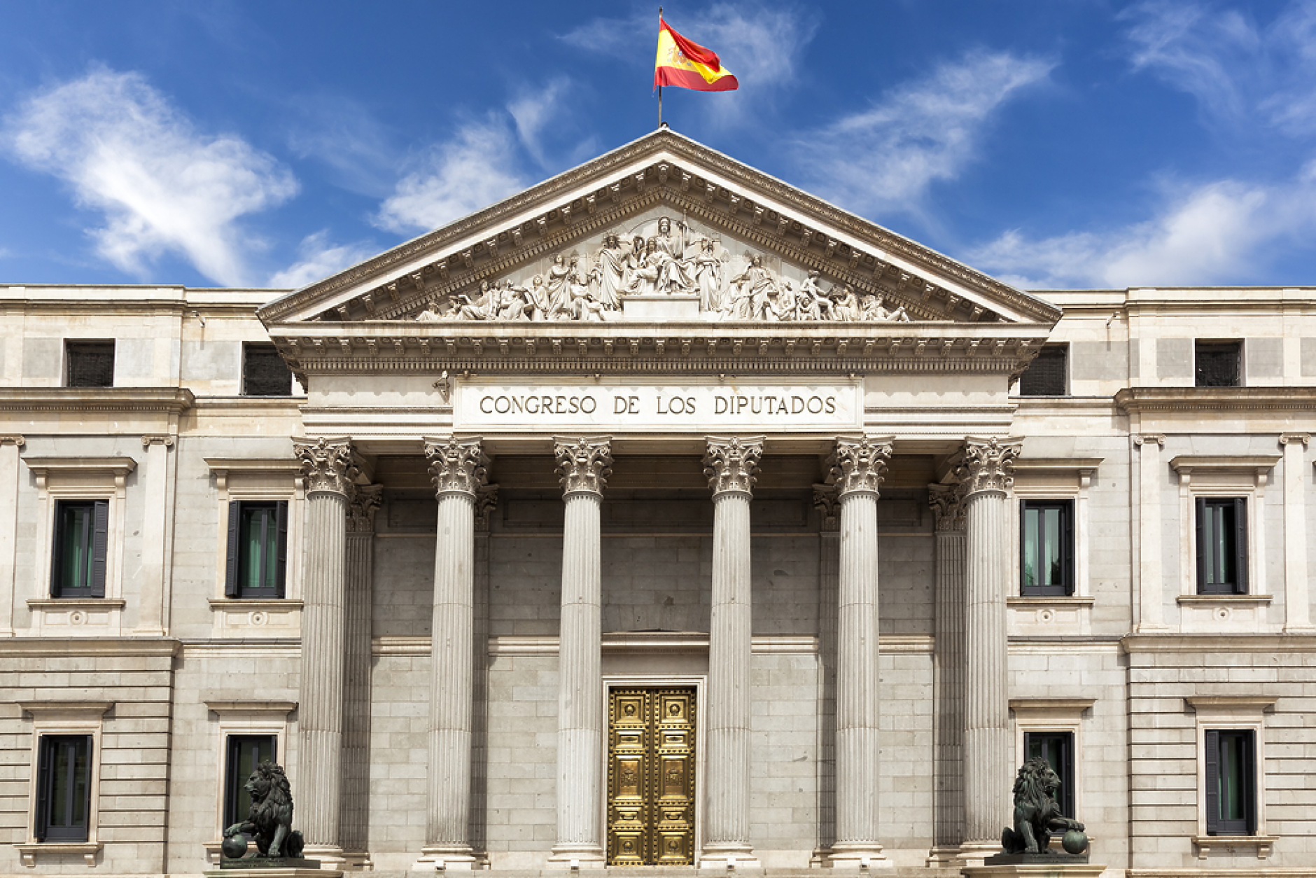 От копие на Конституцията до iPhone 14 pro в комплекта за добре дошли за новите испански депутати