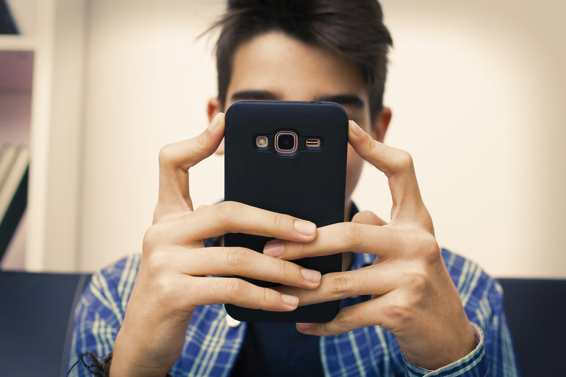 ЕС иска да излекува пристрастяването на вашия тийнейджър към смартфона