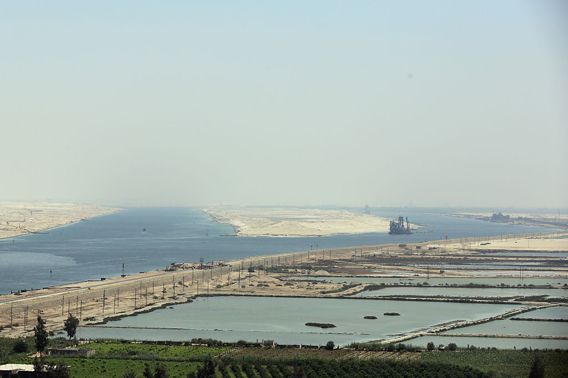 Буксир по Суецкия канал потъна след сблъсък с танкер
