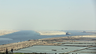 Буксир по Суецкия канал потъна след сблъсък с танкер