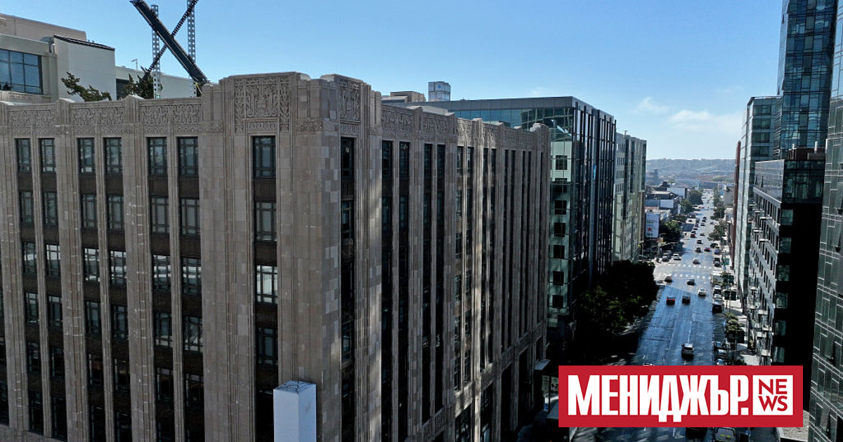 Огромният светещ X на върха на сградата на Twitter в